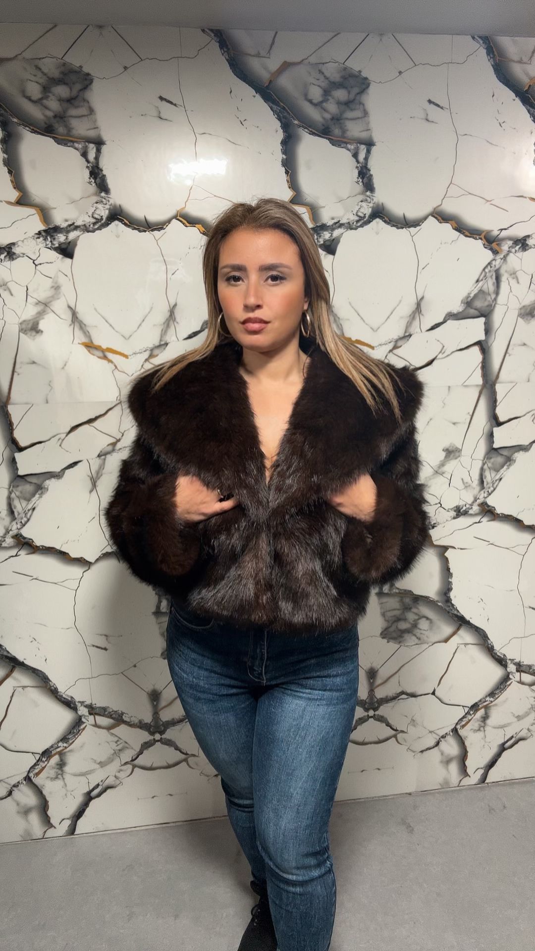 Giacca in Pelliccia Ecologica Marrone a Taglio Corto