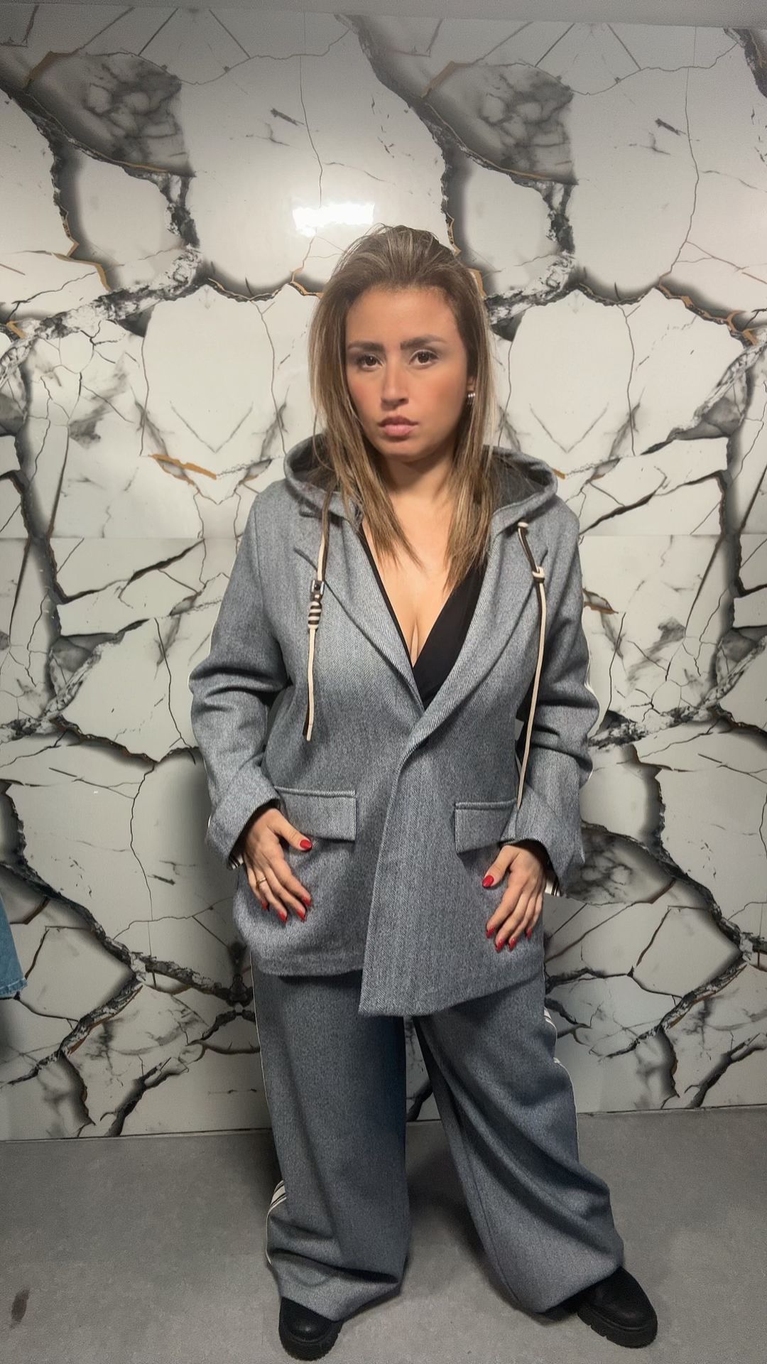 Completo Donna Marrone con Cappuccio – Giacca Sartoriale & Pantaloni a Banda Laterale