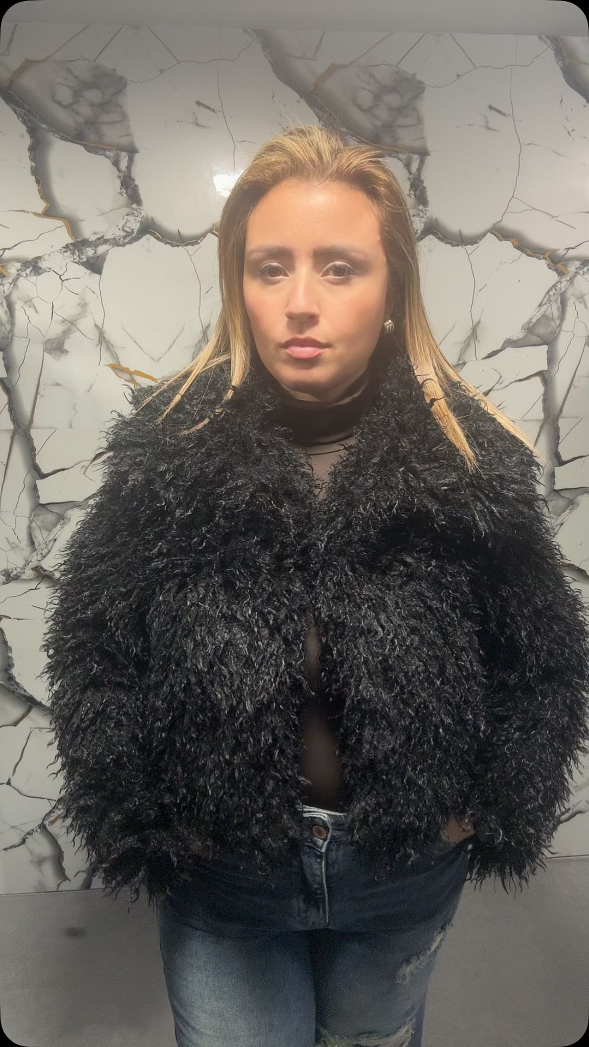 Giacca cropped nera in eco-pelliccia per un look glamour e deciso