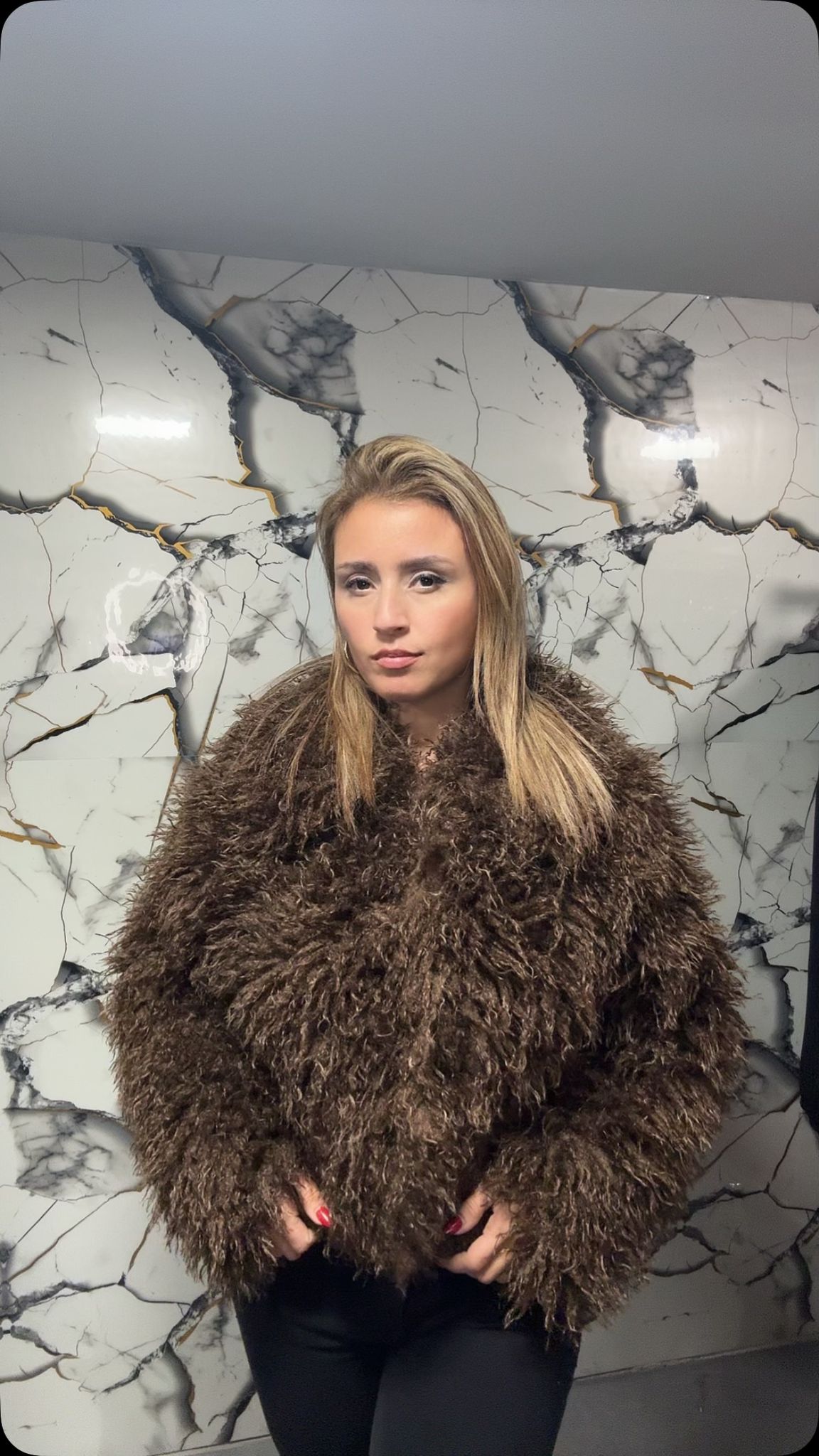 Giacca cropped nera in eco-pelliccia per un look glamour e deciso