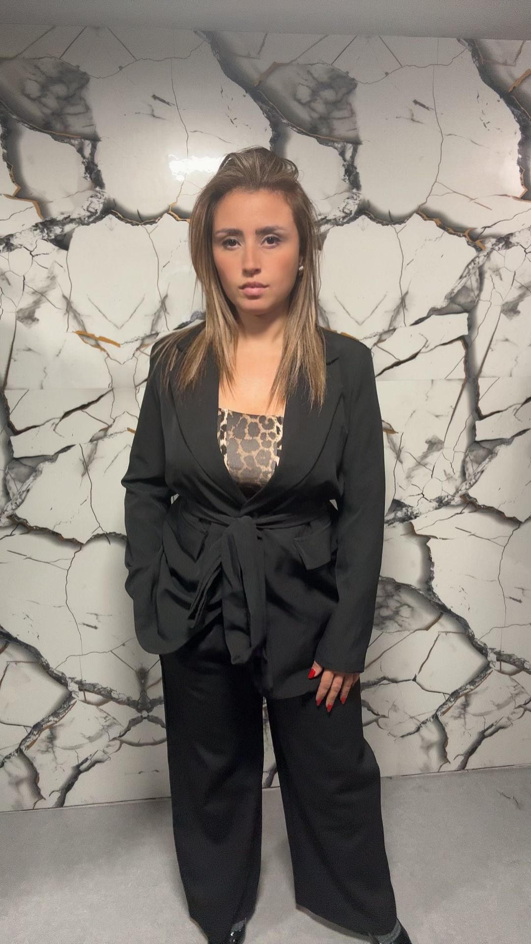 Completo donna nero elegante con blazer cintura e pantaloni palazzo