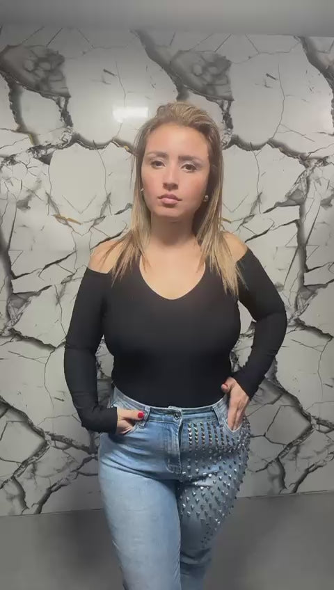 Body elegante con scollo asimmetrico e maniche lunghe