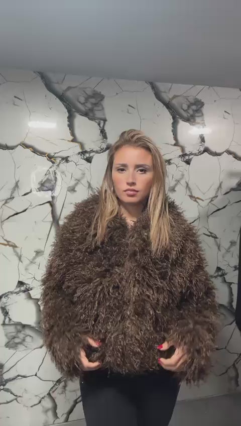 Giacca cropped nera in eco-pelliccia per un look glamour e deciso