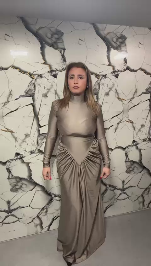 Abito Donna Lungo con Collo Alto, Cut-Out in Vita e Drappeggio Scultoreo