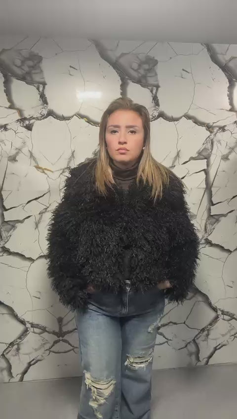 Giacca cropped nera in eco-pelliccia per un look glamour e deciso