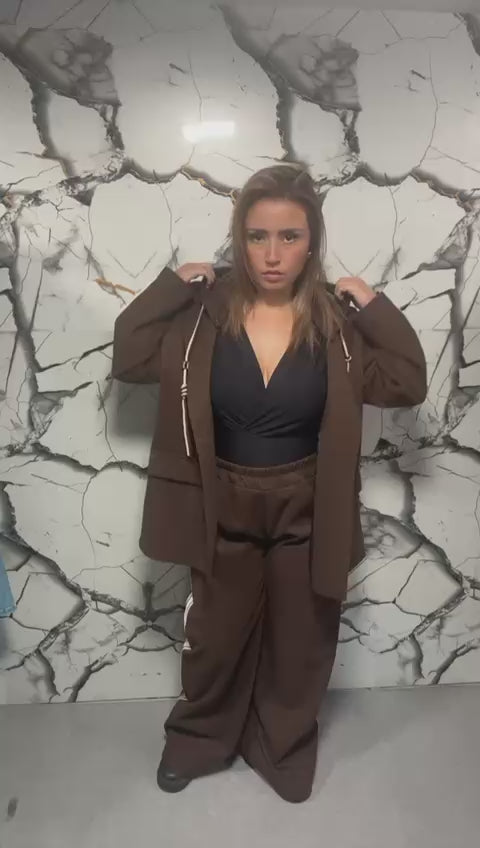 Completo Donna Marrone con Cappuccio – Giacca Sartoriale & Pantaloni a Banda Laterale