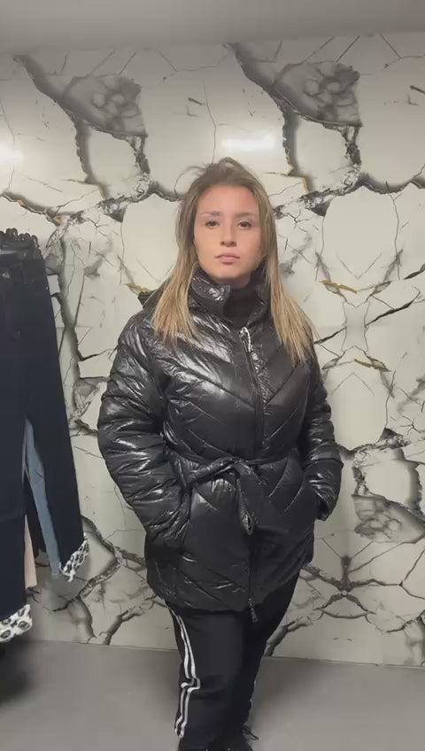 Piumino Nero Effetto Lucido con Cappuccio e Cintura in Vita