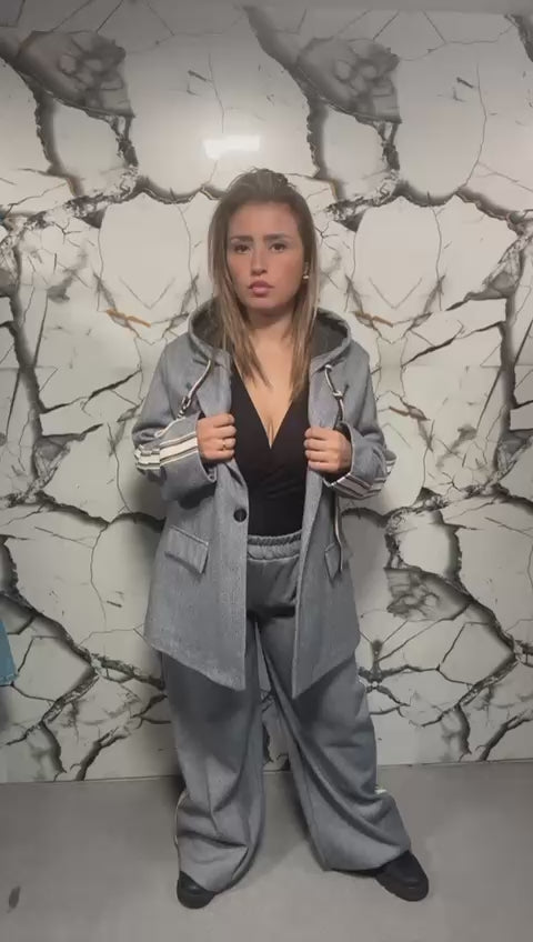 Completo Donna Marrone con Cappuccio – Giacca Sartoriale & Pantaloni a Banda Laterale