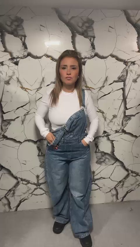 Salopette donna in denim blu con vestibilità comoda