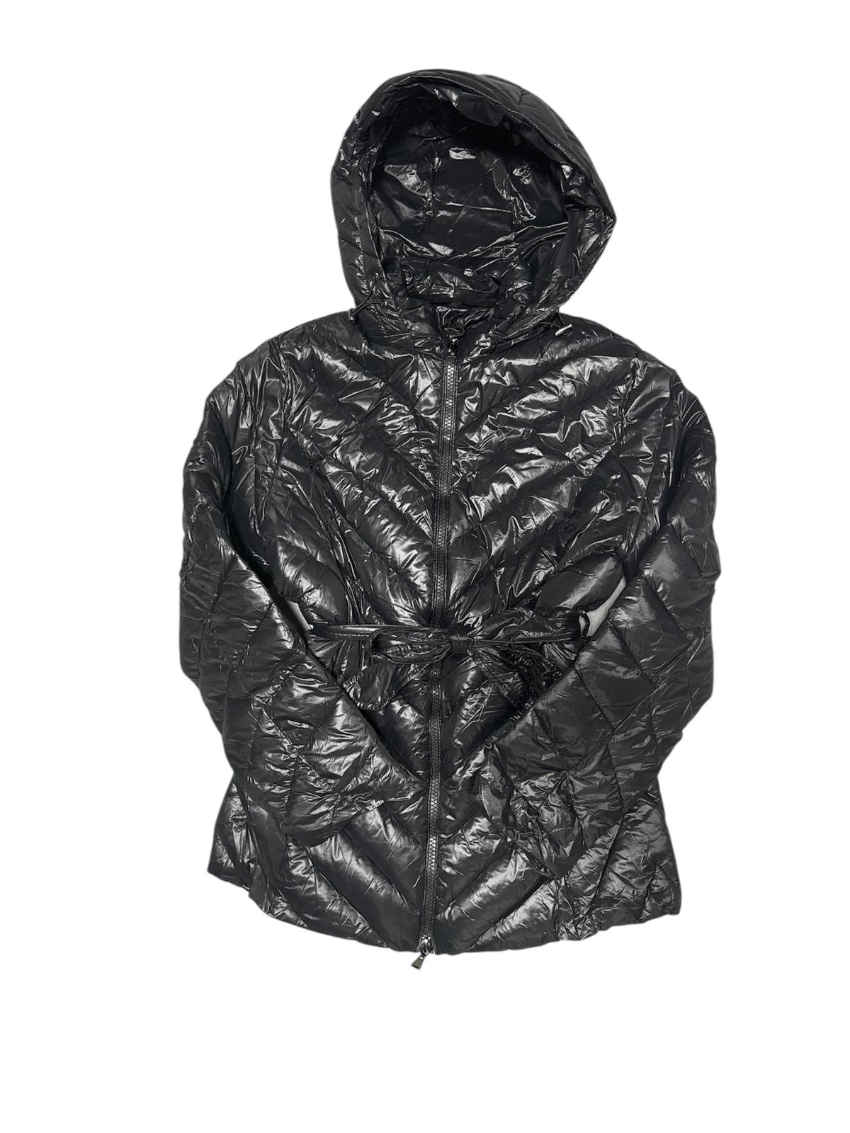 Piumino Nero Effetto Lucido con Cappuccio e Cintura in Vita