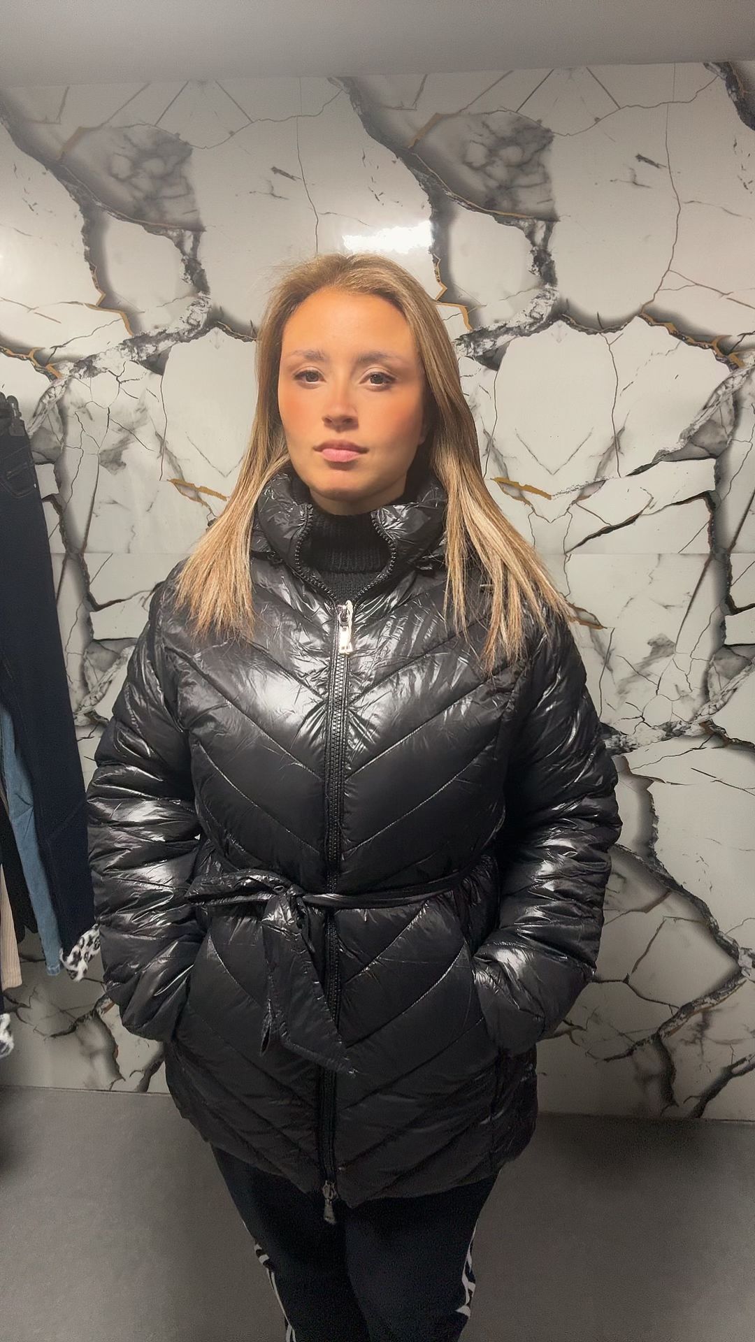 Piumino Nero Effetto Lucido con Cappuccio e Cintura in Vita